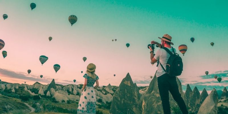 Viajero fotografiando globos