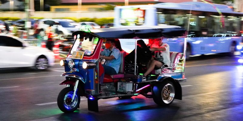 mochilero viajando en un tuk tuk